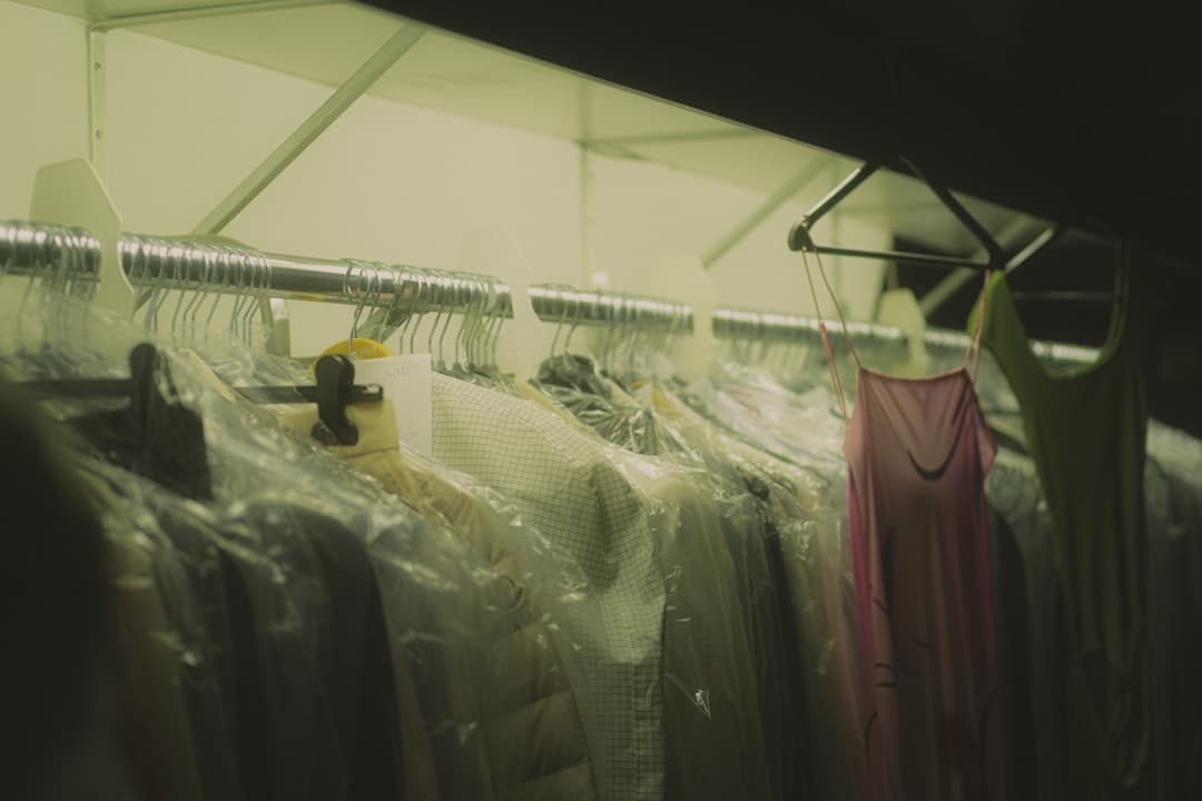 Plagg i plastskydd hänger på galge i kemtvättens lokal